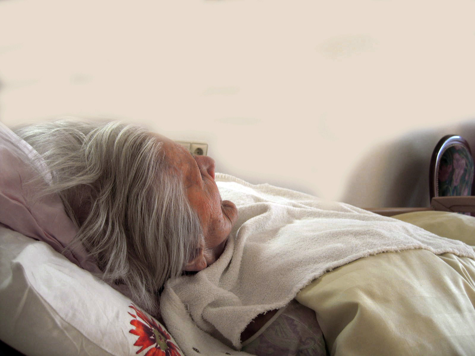 Как умирает пожилой человек. Пожилые люди умирающие. Пожилая больная женщина. Пожилые женщины в постели.